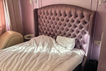 Двуспальная кровать в номере Италия в СИМПЛ РУМС