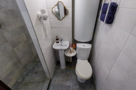 Отель SIMPLE ROOMS в ЦАО Москвы снять Санузел в номере Италия в СИМПЛ РУМС