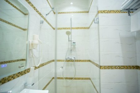 Душевая в номере Эконом в Le Maran 