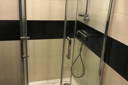 Забронировать номер для свидания Душ в Люкс с джакузи Домино в Нумера на Кантемировской