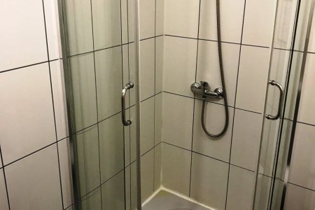 Снять номер с отдельным санузлом и душевой — круглосуточно Душ в номере Эконом Уют в Нумера на Кантемировской