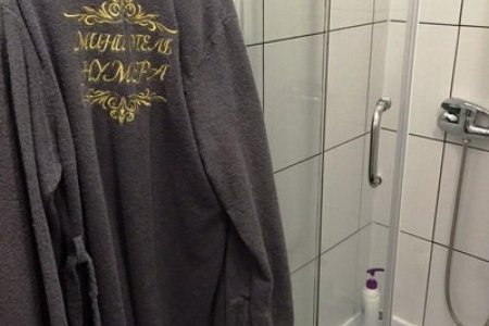 Снять номер с современной техникой и удобной кроватью Душевая в номере Эконом Уют в Нумера на Кантемировской