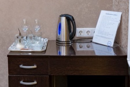 Чайный набор в номере Люкс День и ночь в отеле Гости на Тимирязевской