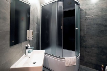 Душ в номере Стандарт Миндаль в отеле Гости на Тимирязевской