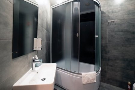 Душ в номере Стандарт в отеле Гости на Тимирязевской
