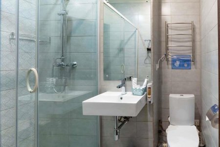 Душевая в номере Стандарт в отеле Гости на Тимирязевской