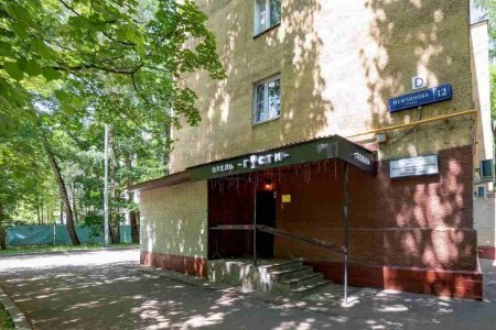 Вход в отель Гости на Тимирязевской