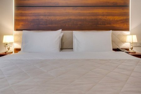 Двуспальная кровать номера Улучшенный с балконом в отеле Viewpoint Hotel