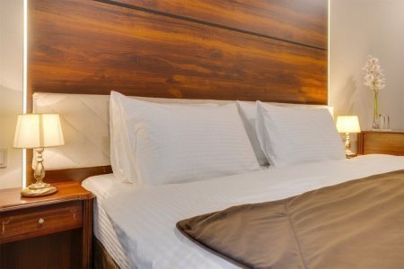 Двуспальная кровать в номере Люкс с видом на реку в отеле Viewpoint Hotel