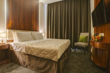 Двуспальная кровать в номере Люкс с видом на сад в отеле Viewpoint Hotel