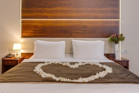 Двуспальная кровать в номере Улучшенный в отеле Viewpoint Hotel