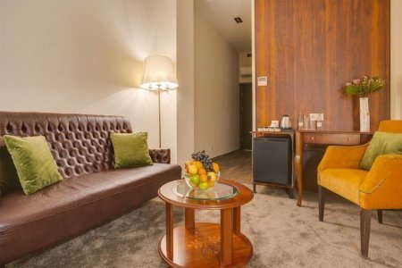 Интерьер номера Люкс с видом на реку в отеле Viewpoint Hotel