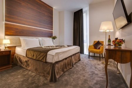 Интерьер номера Люкс с видом на сад в отеле Viewpoint Hotel