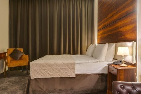 Кровать номера Улучшенный с балконом в отеле Viewpoint Hotel