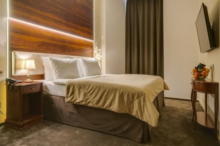 Кровать в номере Люкс с видом на реку в отеле Viewpoint Hotel