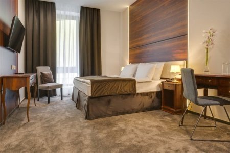 Кровать в номере Люкс с видом на сад в отеле Viewpoint Hotel