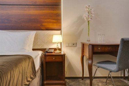 Спальная зона в номере Люкс с видом на реку в отеле Viewpoint Hotel
