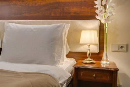 Спальное место в номере Люкс с видом на сад в отеле Viewpoint Hotel