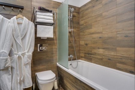 Ванна в номере Улучшенный с видом на реку в отеле Viewpoint Hotel