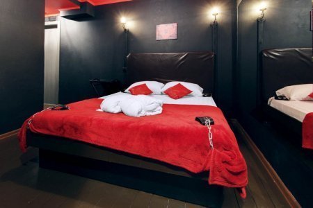 Большая кровать в номере Полулюкс Glory hole в отеле Клюква