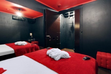 Двуспальная кровать в номере Полулюкс Glory hole в отеле Клюква