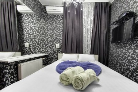 Двуспальная кровать в номере Премиум Стриптиз в отеле Клюква