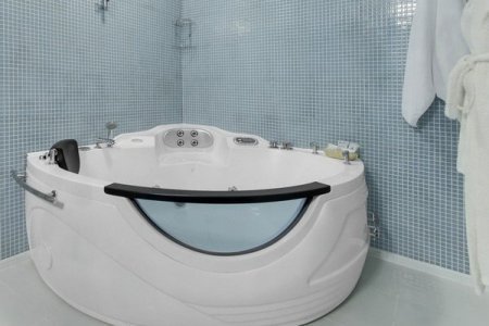 Джакузи в номере Премиум Tet-a-tet в отеле Клюква 