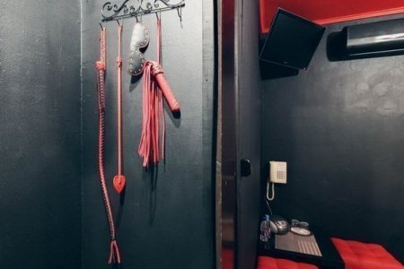 Игрушки для взрослых в номере Полулюкс Glory hole в отеле Клюква