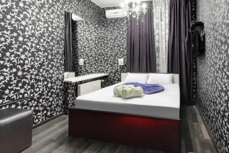 Кровать в номере Премиум Стриптиз в отеле Клюква