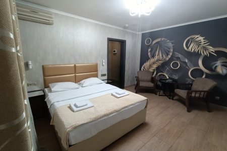 Двуспальная кровать в номере 3 Lux с джакузи в отеле Renvills Hotel