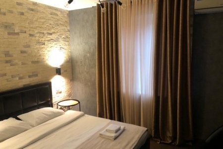 Двуспальная кровать в номере 7 Loft серый в отеле Renvills Hotel