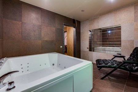 Джакузи в номере 3 Lux с джакузи в отеле Renvills Hotel