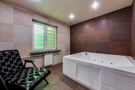 Гидромассаж в номере 3 Lux с джакузи в отеле Renvills Hotel