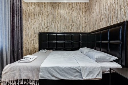 интерьер номера 8 с балконом в отеле Renvills Hotel