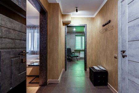 Коридор в номере 3 Lux с джакузи в отеле Renvills Hotel