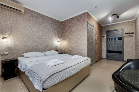 Кровать в номере 2 в отеле Renvills Hotel