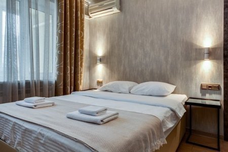 Кровать в номере 3 Lux с джакузи в отеле Renvills Hotel