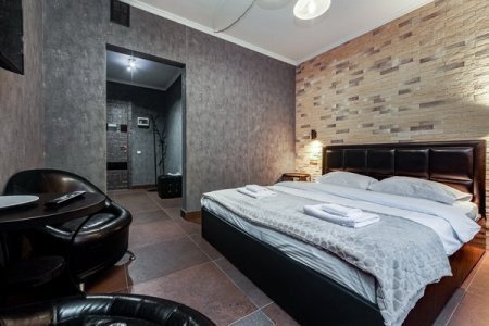 Кровать в номере 7 Loft серый в отеле Renvills Hotel