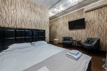 Кровать в номере 8 с балконом в отеле Renvills Hotel