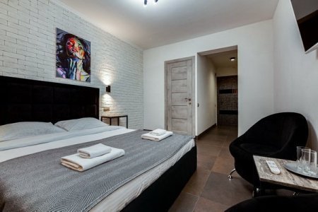 Общий вид номера 5 Loft белый в отеле Renvills Hotel