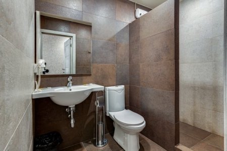 Санузел в номере 2 в отеле Renvills Hotel