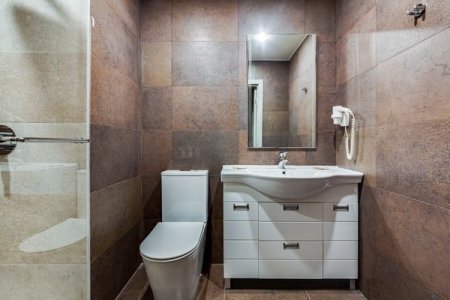 Санузел в номере 3 Lux с джакузи в отеле Renvills Hotel