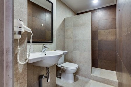 Санузел в номере 5 Loft белый в отеле Renvills Hotel