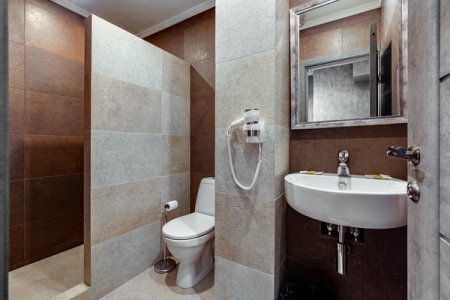 Санузел в номере 7 Loft серый в отеле Renvills Hotel