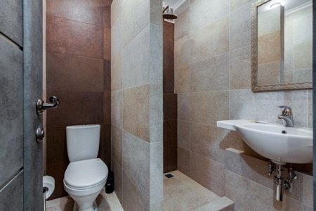 Санузел в номере 8 с балконом в отеле Renvills Hotel