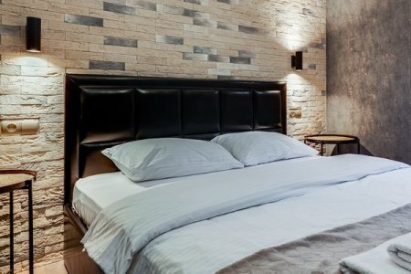 Спальная зона в номере 7 Loft серый в отеле Renvills Hotel