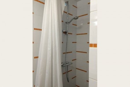 Душевая кабина в номере Бюджетный двухместный без окна в отеле Амиго