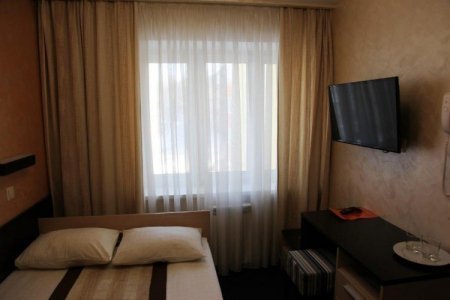 Интерьер номера стандарт в отеле Амиго