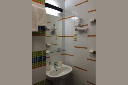 Раковина в номере Бюджетный двухместный без окна в отеле Амиго