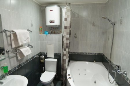 Душевая комната в номере DBL полулюкс в отеле Suite Hotel
